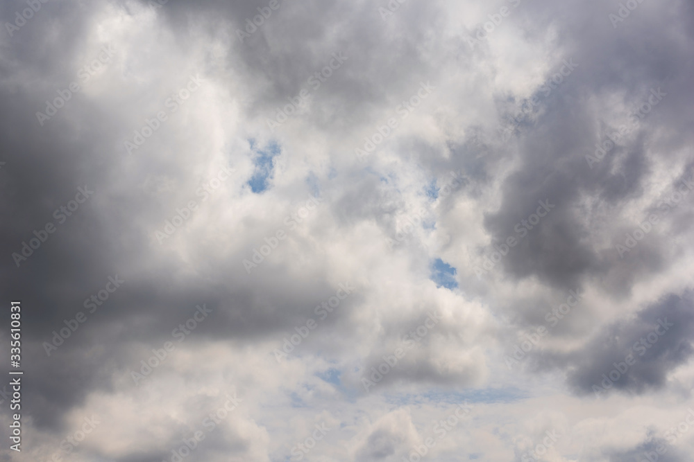 Foto de cielo nublado, con nubes grises y blancas