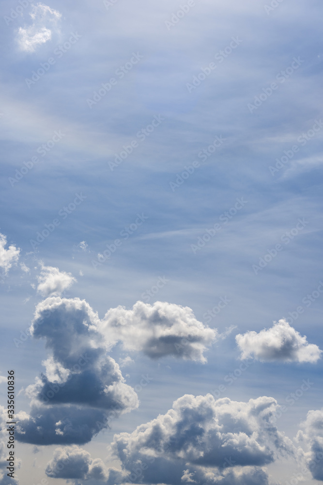 Imagen de cielo nublado, con nubes blancas Imagen de cielo nublado, con nubes blancas