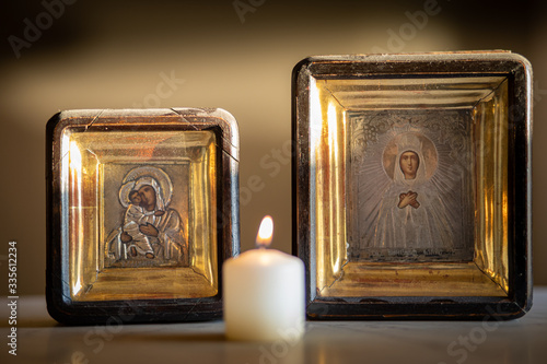 Obraz na płótnie A candle burning in front of an icon of holy mother and child w salonie