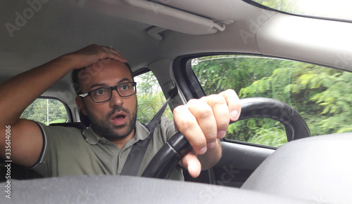 Uomo alla guida dell'auto - pericolo photo
