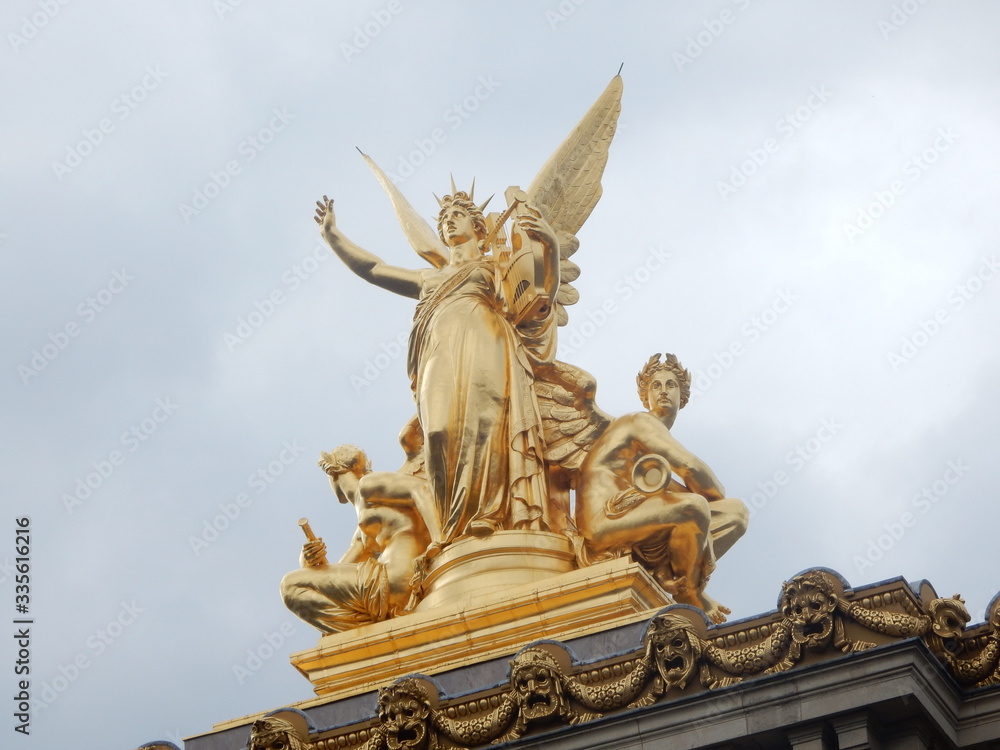 Une statue sur le toit du Palais Garnier - Opéra national de Paris