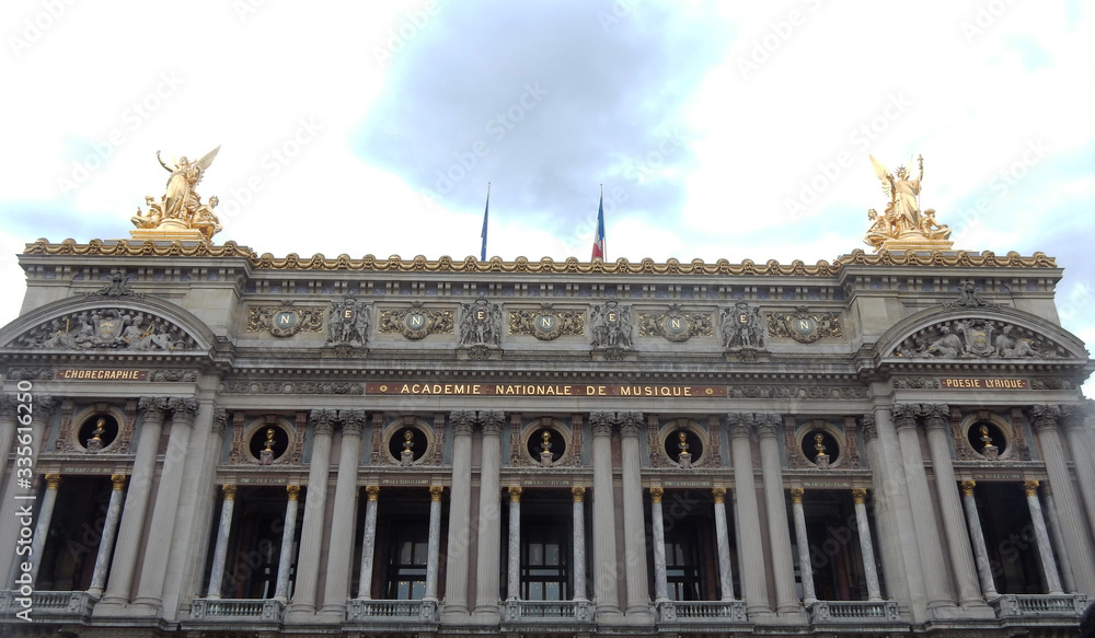 L' académie nationale de musique a Paris avec 2 statues sur le toit.
