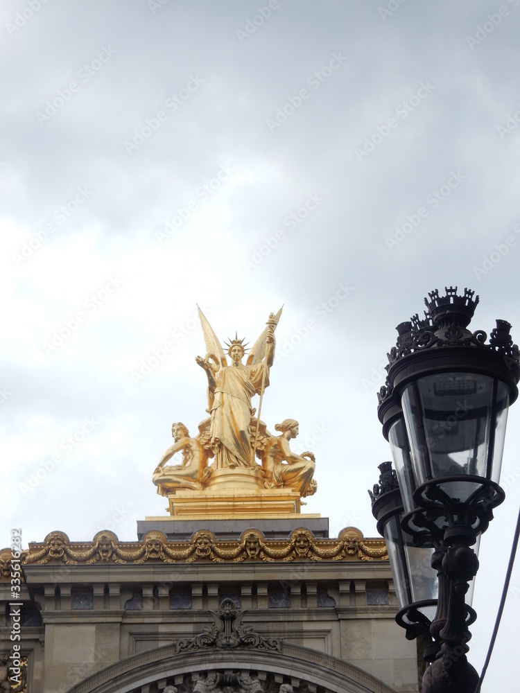 Une statue et un lampadaire aux Palais Garnier. Opéra national de Paris. Une statue et un lampadaire aux Palais Garnier. Opéra national de Paris.