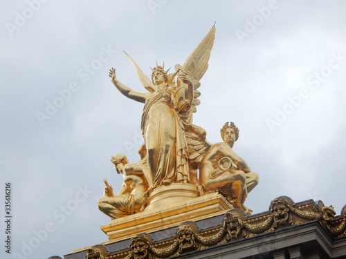 Une statue sur le toit du Palais Garnier - Opéra national de Paris