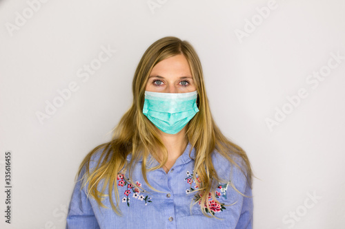 Frau mit Schutzmaske vor Corona Virus