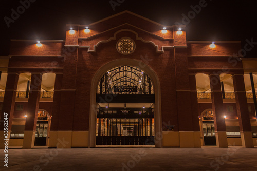 gran edificio de hermosa arquitectura de noche