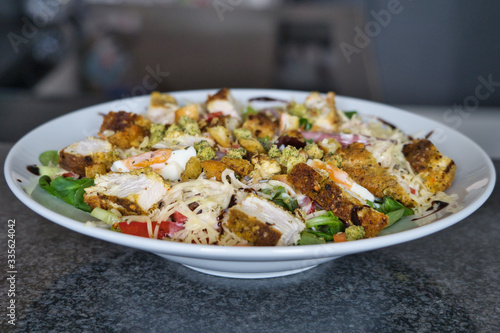 Gemischter Bio Salat Teller mit Hühnchenstreifen, Tomaten, Eier, Paprika, Feldsalast, Balsamico und Croutons, Produktbild