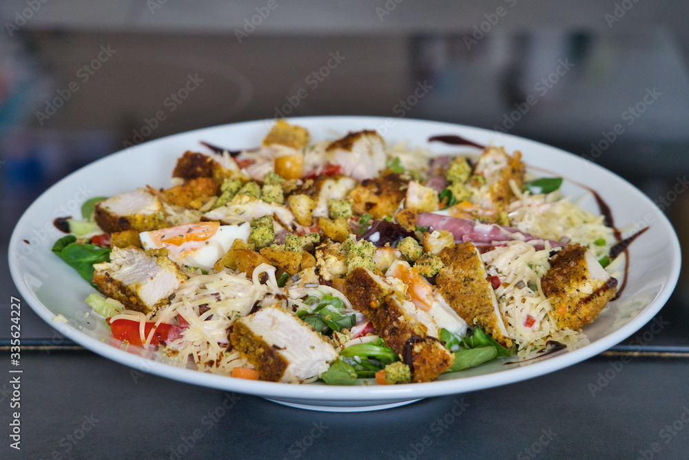 Gemischter Bio Salat Teller mit Hühnchenstreifen, Tomaten, Eier, Paprika, Feldsalast, Balsamico und Croutons, Produktbild Gemischter Bio Salat Teller mit Hühnchenstreifen, Tomaten, Eier, Paprika, Feldsalast, Balsamico und Croutons, Produktbild