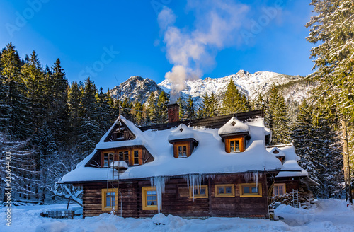 Fototapeta Naklejka Na Ścianę i Meble -  Schronisko Roztoka w Tatrach w zimowej scenerii