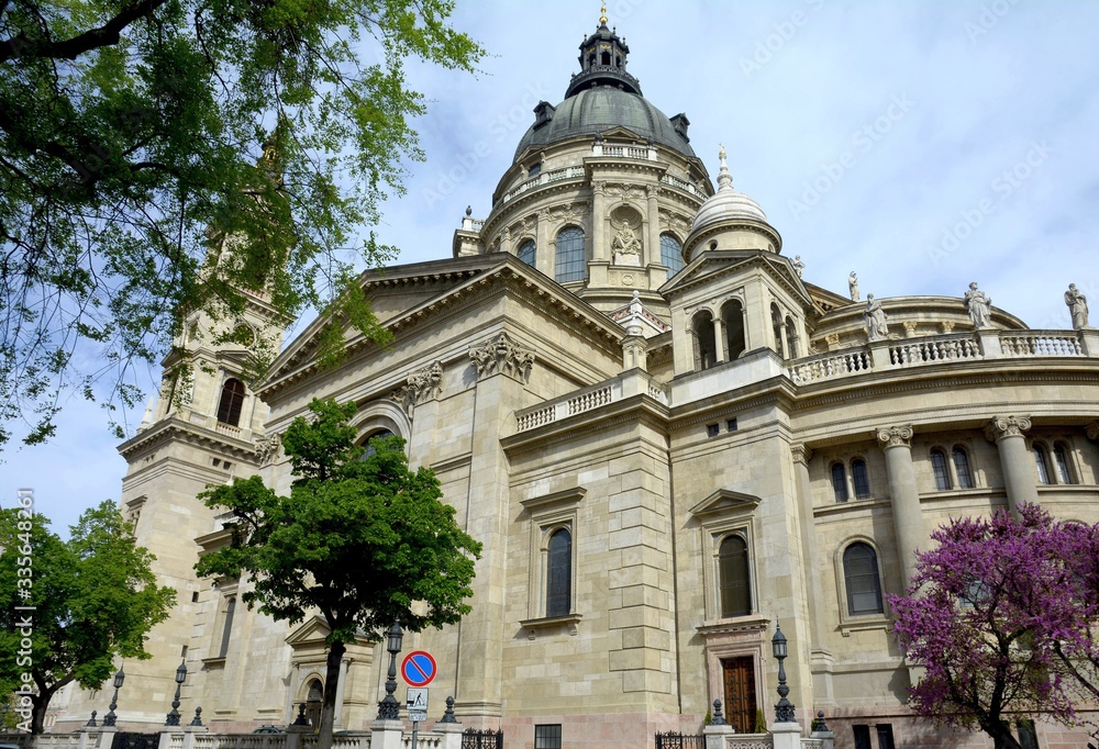 St. Stephen's Basilica in Budapest. The walls and columns of the temple are decorated with marble of various breeds. The interior is richly decorated with mosaics. Budapest's tallest historic building