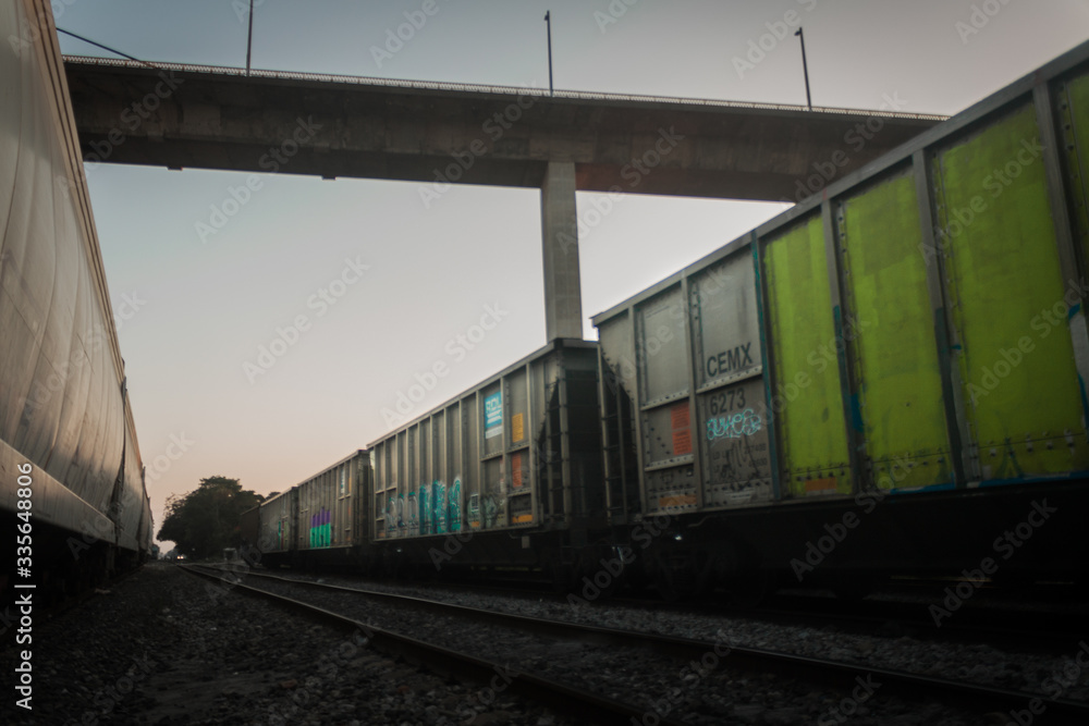 Obraz premium vieja estacion de tren industrial old industrial train station