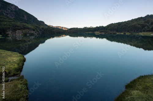 laguna de montaña con reflejo simétrico © Agustín Jemic