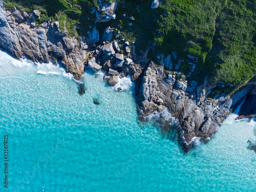 Vista de drone de praia paradisíaca em Arraial do Cabo, Rio de Janeiro, Brasil