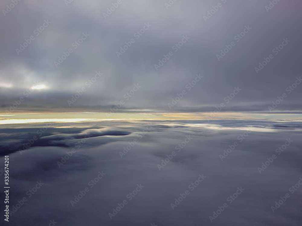 Luftaufnahme über den Wolken