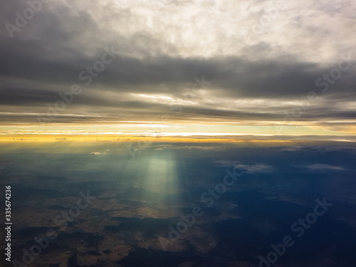 Luftaufnahme unter den Wolken © rob_st