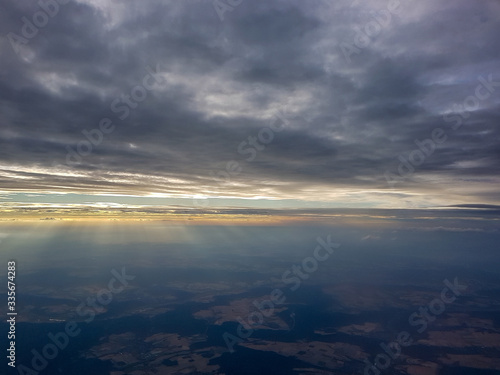 Luftaufnahme unter den Wolken