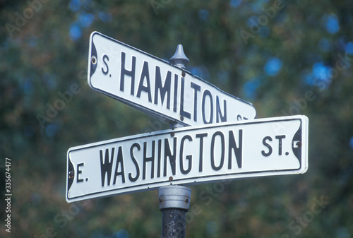 A sign that reads ÒWashington/HamiltonÓ