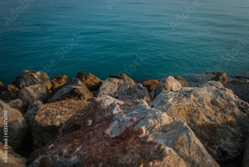 camino rocoso hacia el mar azul © Diego