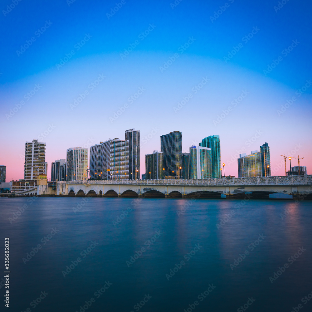 Fototapeta premium city buildings sky bridge miami aquatic cityscape downtown urban architecture skyscraper florida river landmark turimso