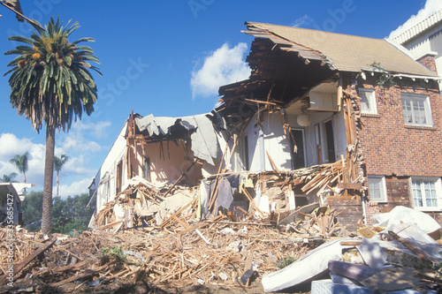 Murais de parede A Santa Monica apartment building destroyed by the Northridge earthquake in 1994