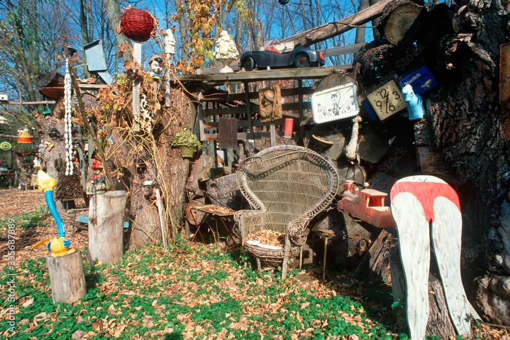 Obraz premium Collectibles and junk in a back yard, Highway 90, NY