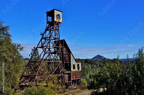 Cuadro en lienzo Headframe from bygone era, Kennedy Gold Mine, Jackson, California