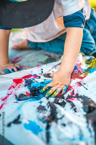 Niño pintando con manos