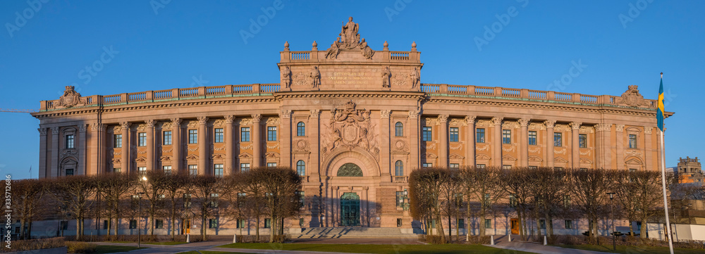 Fototapeta premium A sunny spring day in Stockholm, view over government houses on the island Helgeandsholmen at the canal Stallkanalen