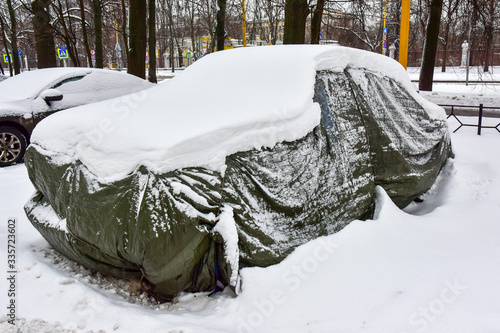 Obraz na płótnie old car covered with case and white snow w salonie
