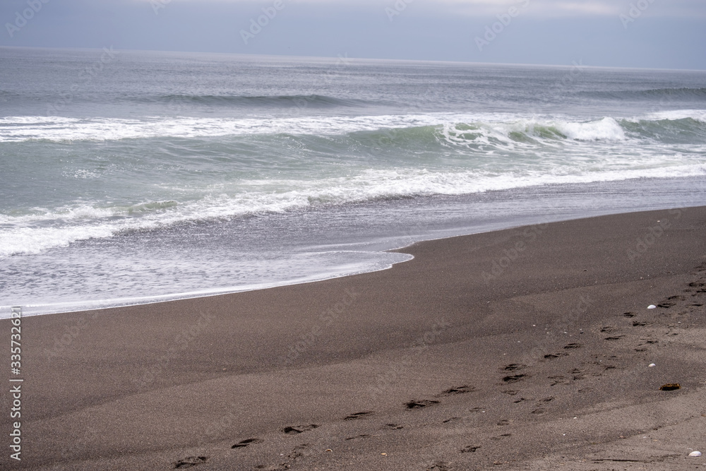 波打ち際に残された足跡 Footprints left on the beach 波打ち際に残された足跡 Footprints left on the beach