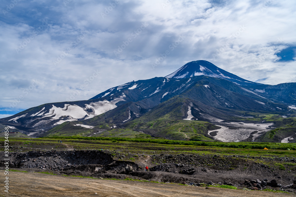 Naklejka premium Panoramic view of the city Petropavlovsk-Kamchatsky and volcanoes: Koryaksky Volcano, Avacha Volcano, Kozelsky Volcano. Russian Far East, Kamchatka Peninsula.