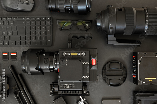 Foto Top View of a Creative Filmmakers Office Desk with Lined up Camera and Gear