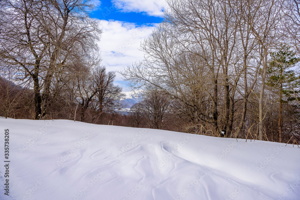 Obraz premium Beautiful snow-packed mountain road