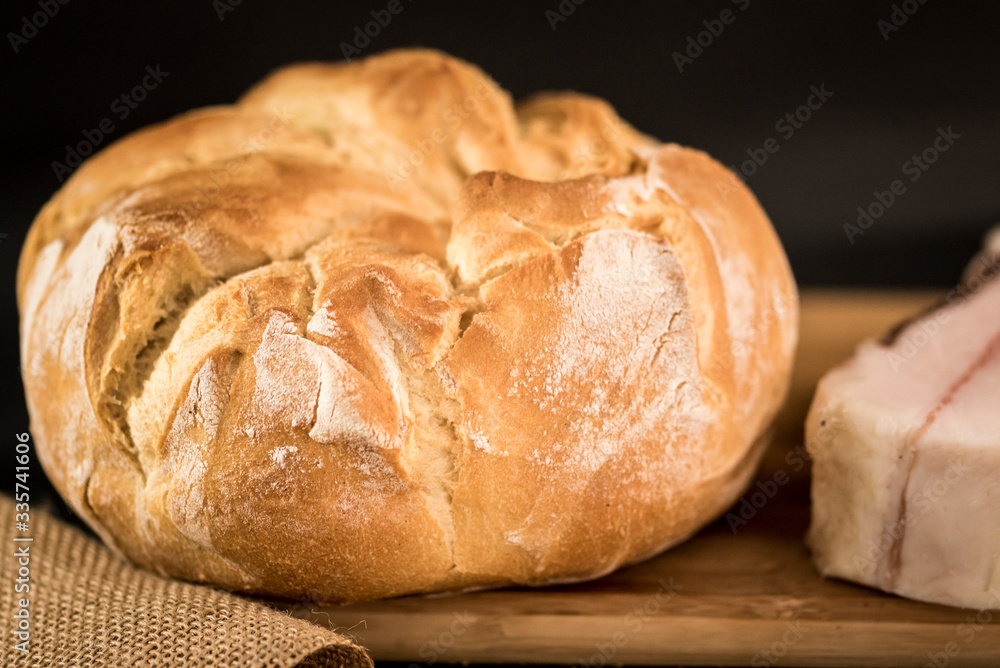 Bodegón de pan y tocino