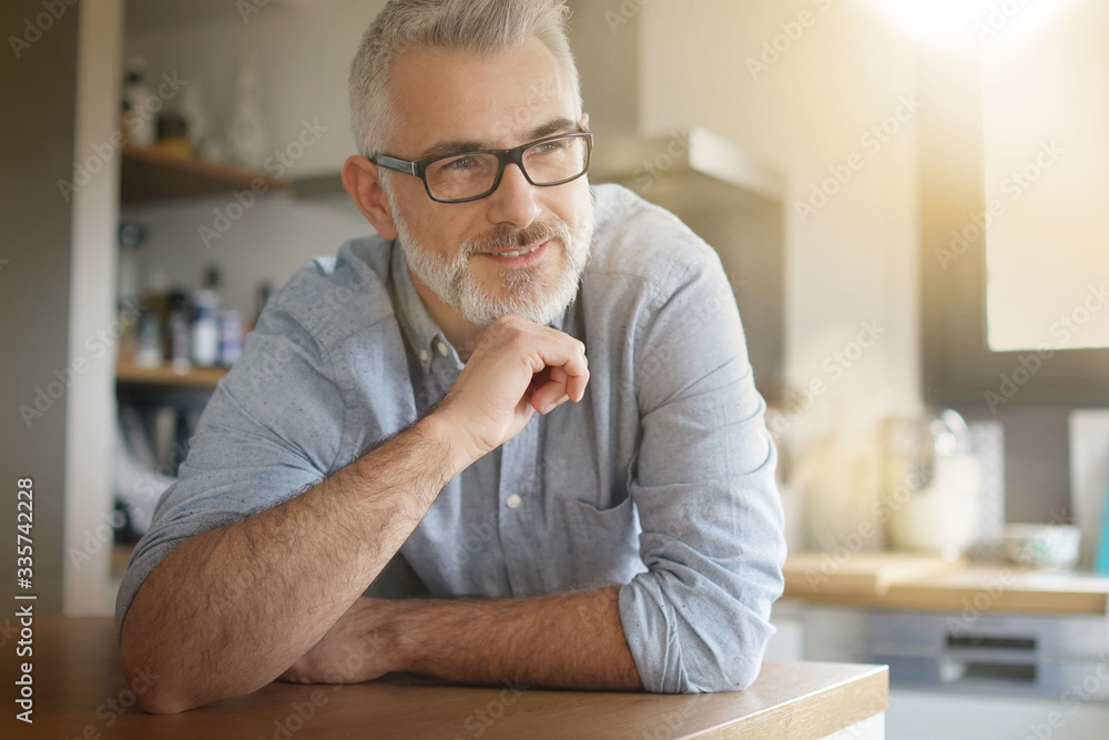 Naklejka premium Portrait of smiling mature man with glasses