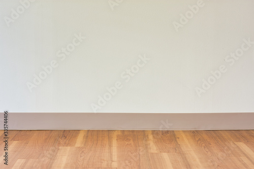 Blank white wall over wooden floor © Eric