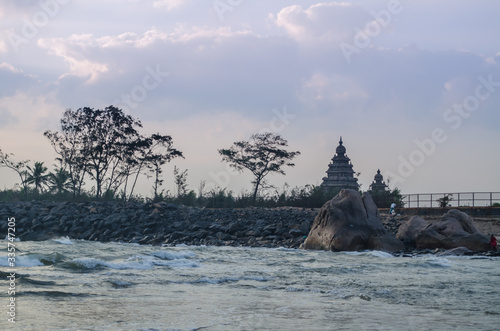 Canvas Print Fishermen going to fishing from the shores of Mamallapuram aka Mahabalipuram in