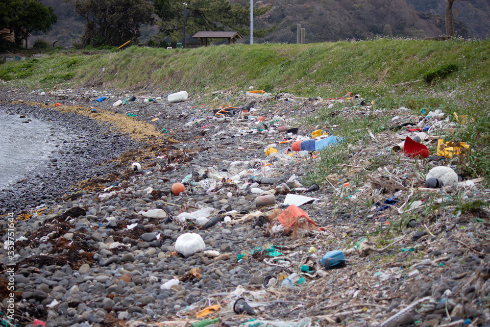 海からの漂着ゴミがあふれた湾内の石浜（島根桂島）