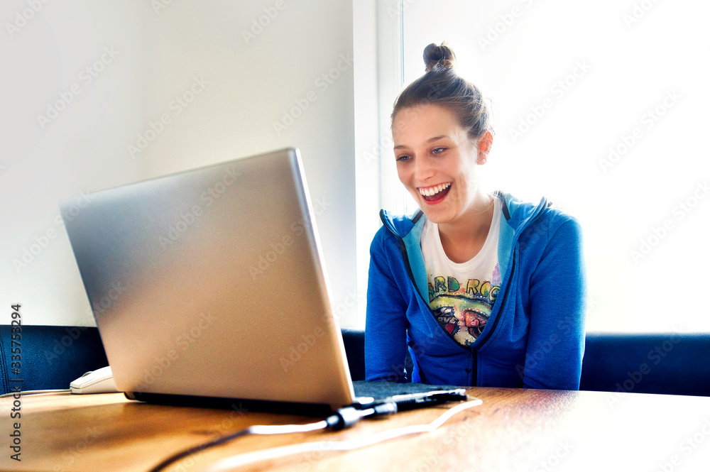 Frau im Home Office mit Laptop Frau im Home Office mit Laptop