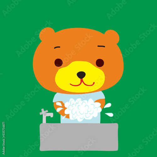手を洗うかわいいこぐま
A cute little bear washing hands