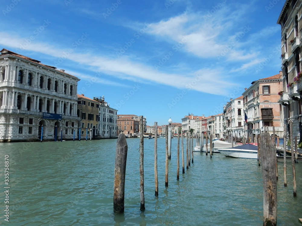 Kanal und typische Häuser in Venedig mit Hausbooten