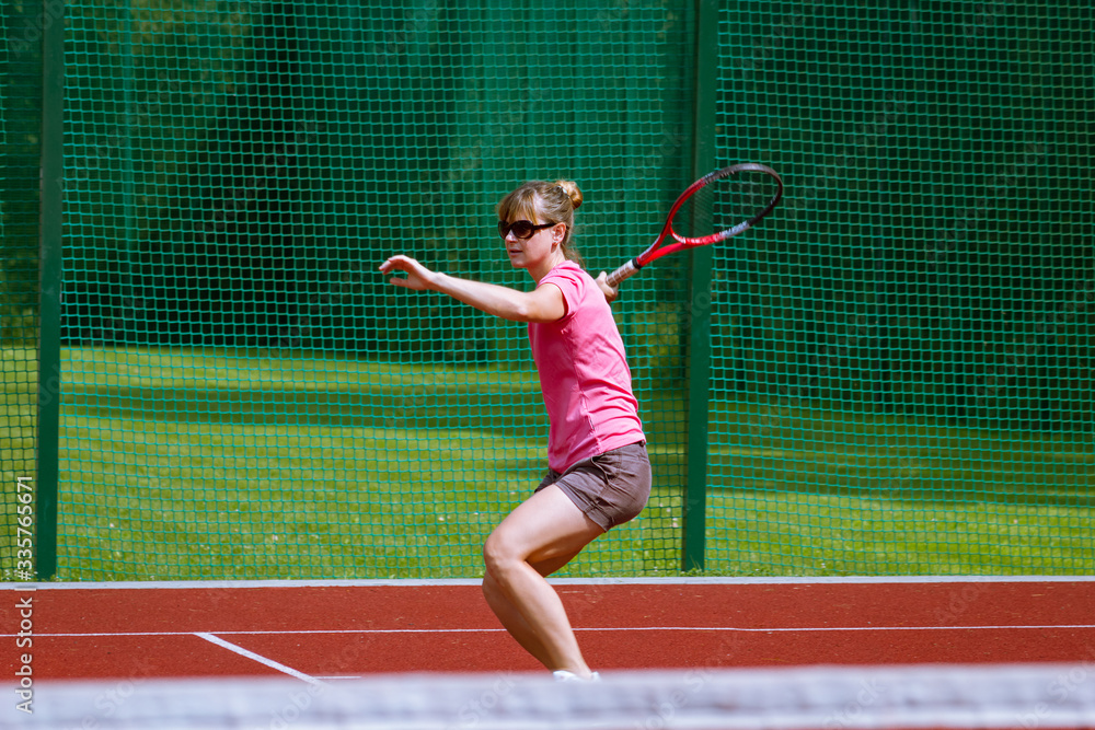 Female tennis player preparing to hit a forehand