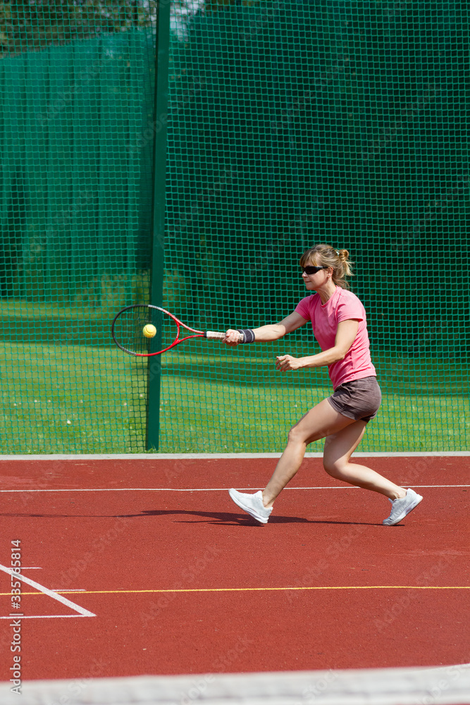 Obraz premium Female tennis player hitting forehand