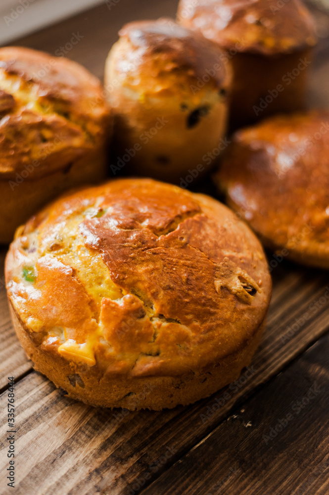 Naklejka premium Delicious easter bread cake on wooden background. homemade bread to a traditional easter feast