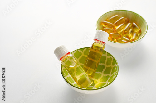 Obraz na płótnie Bottle and pills of black cumin seeds essential oil Nigella Sativa on white background w salonie