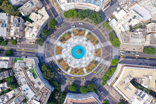 Fotografie Corona Virus lockdown, Tel Aviv Dizengoff square, Aerial view or the square and surrounding buildings during Government lockdown guidelines