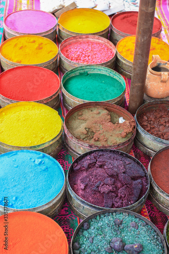 pots poudre colorée