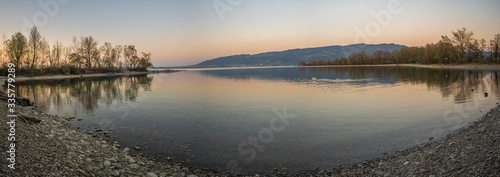 Sonnenuntergang am Bodensee im Frühling