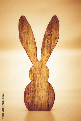 Osterhase aus Holz und Ostereier Dekoration im Retro Stil