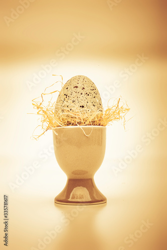 Braune Ostereier im Eierbecher